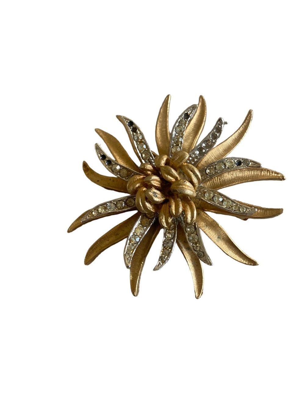 Vintage Broche by Coro beautiful, gold and Chrystle ‘s flower design
